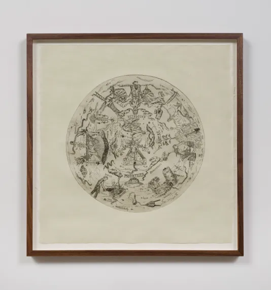 Black and white etching in a circular shape with a white border and a brown wooden frame. The text within the etching reads "PROTOCTISTA. PLANTAE. ANIMALIA. FUNGI. BACTERIA."