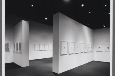 Works of the same size are displayed in a row that goes all around the gallery. Gallery walls create extra space within the room.