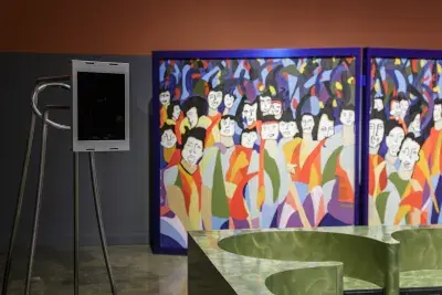 Installation of folding paneling with colorful faces.