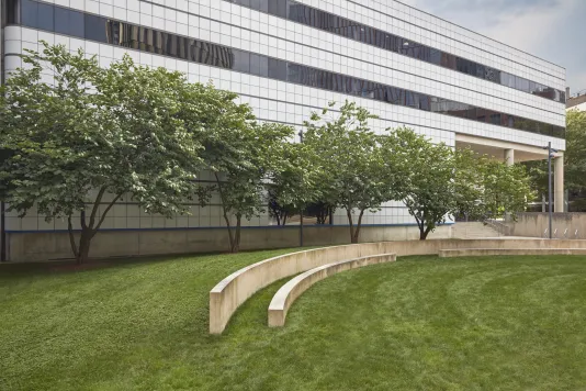 I.M. Pei, Wiesner Building, 1985. and Richard Fleischner, Fleischner Upper Courtyard, 1985, Pavers, landscape, furniture and sculpture. Commissioned with MIT Percent-for-Art Funds. Photo by Chuck Mayer Photography.