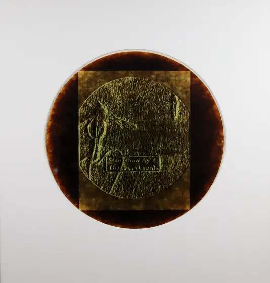 Circular print with a rectangle inside and another circle with an engraved texture.