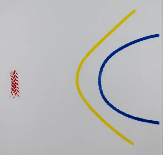 Small red hatch marks on the left and on the right, an arched blue line inside an arched yellow line